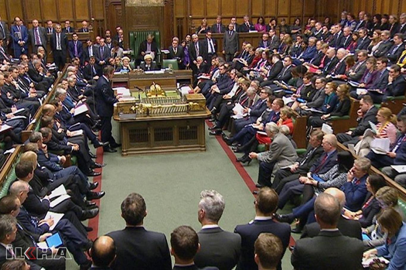 House of Commons approves law to delay Brexit